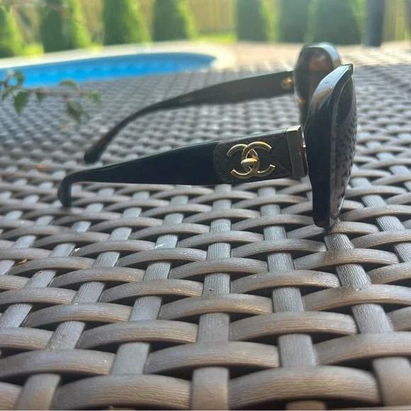 CHANEL 5234-Q sunglasses in tortoise shell with signature gold CC logo - Picture 2 of 9